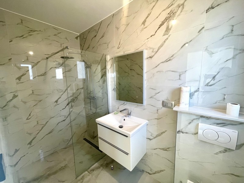 Modernt badrum med dusch och handfat