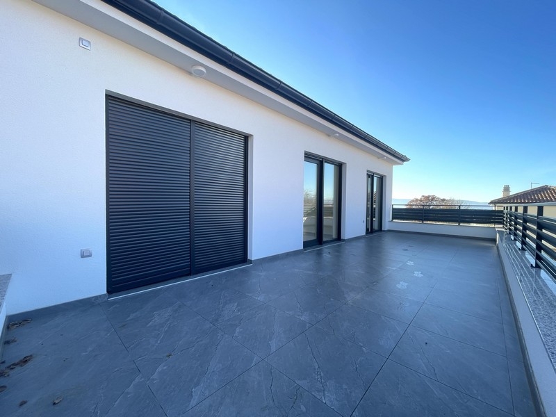 Takterrass med havsutsikt och modern fasad