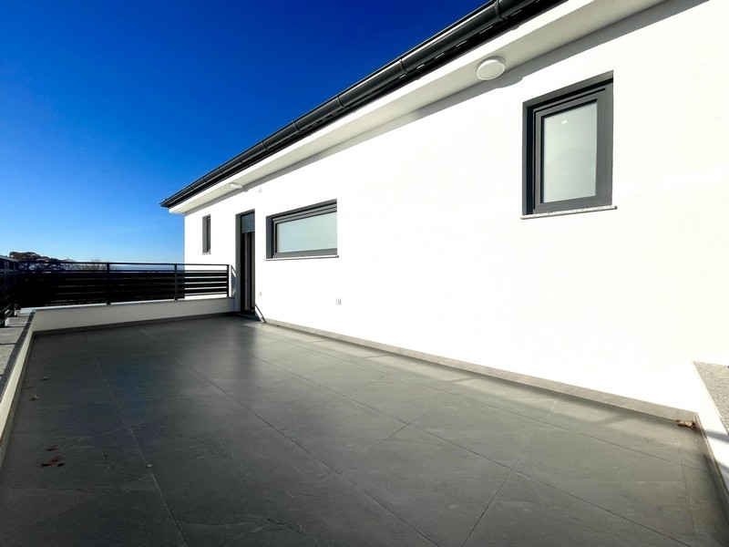 Rymlig terrass med utsikt över havet