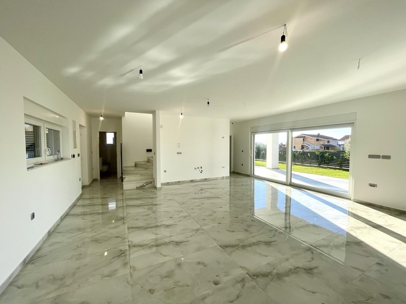 Vardagsrum med trappor och tillgång till terrass