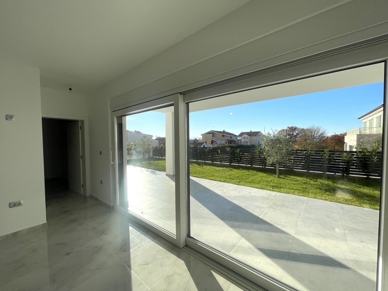 Vardagsrum med skjutdörr till altan