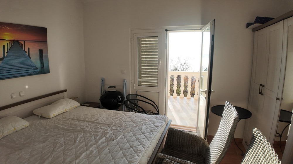 Sovrum med tillgång till balkong