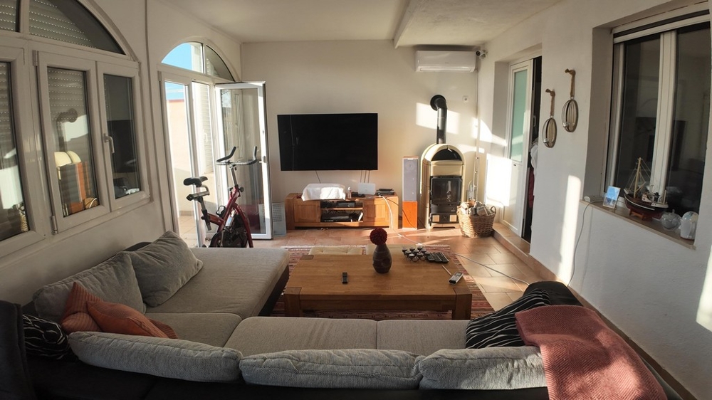 Vardagsrum med öppen spis