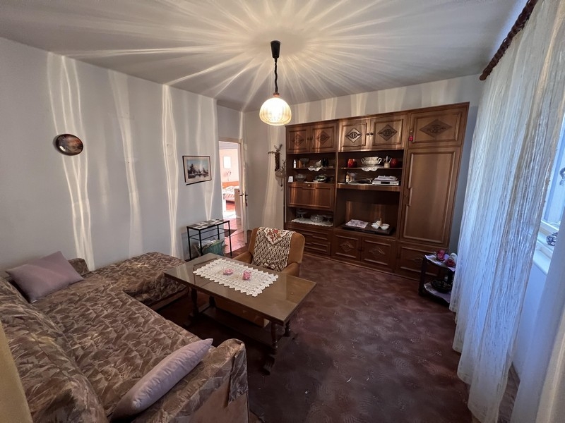 Sovrum med fönster och sittgrupp