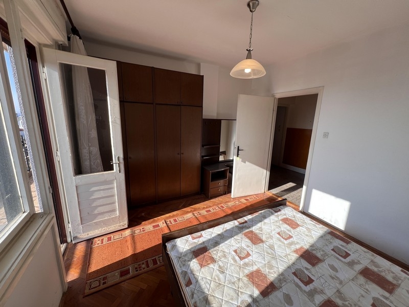 Kök med inbyggd enhet och matplats