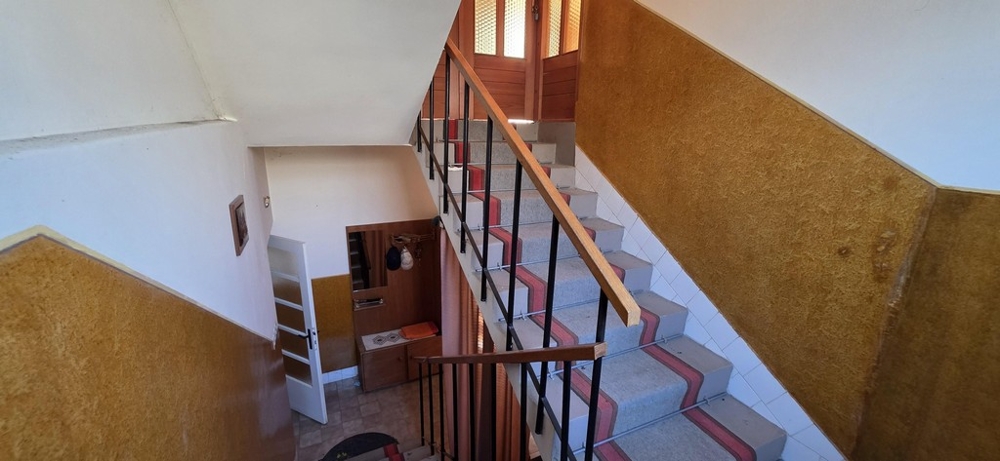 Sovrum med garderob och tillgång till balkong