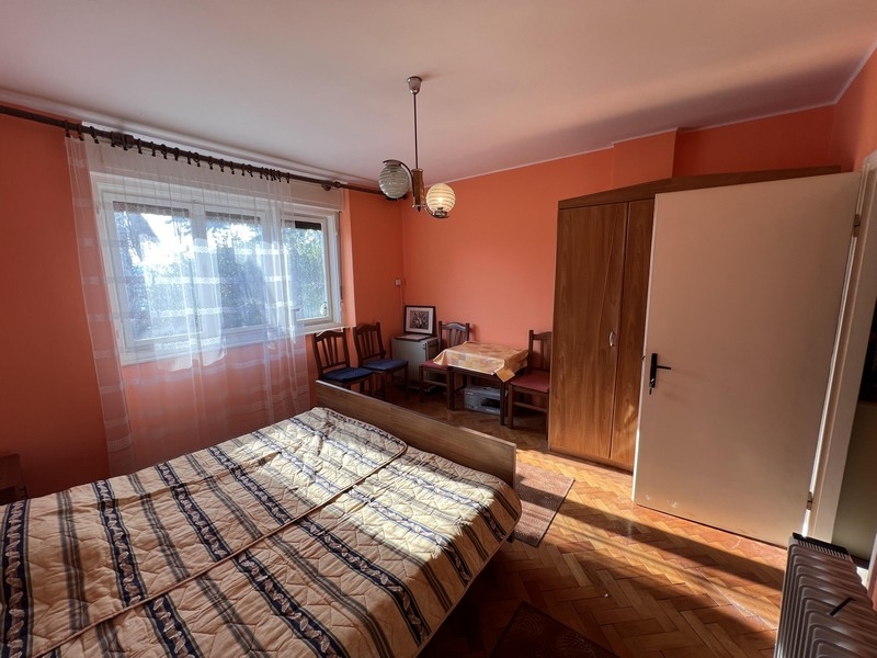 Sovrum med balkong och utsikt