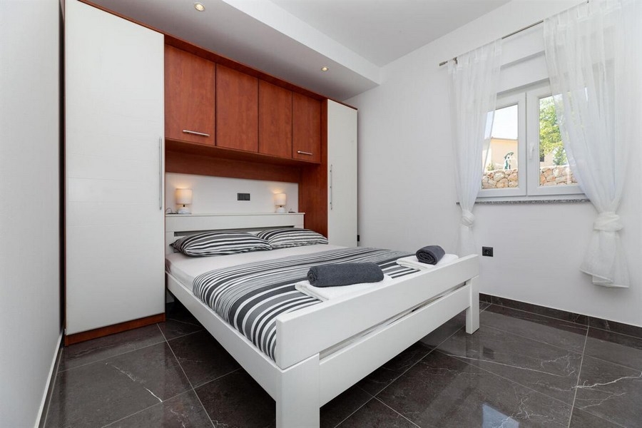 Sovrum med inbyggd garderob