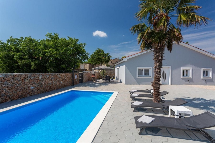 Poolområde med solstolar