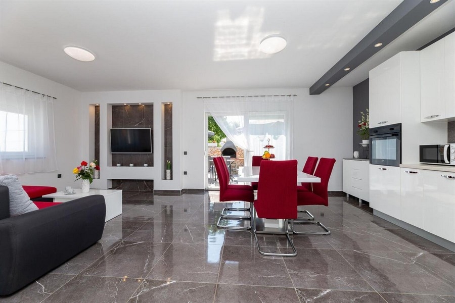 Öppet vardagsrum med kök