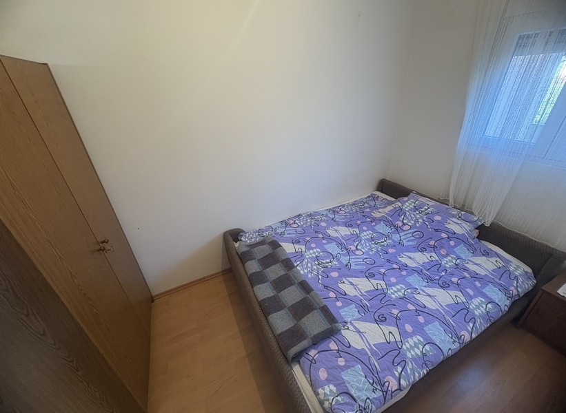 Sovrum med dubbelsäng och fönster