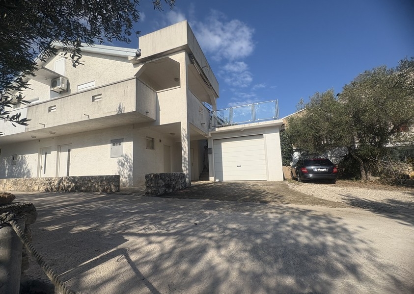 Utsikt över bostadsområde med havet i bakgrunden