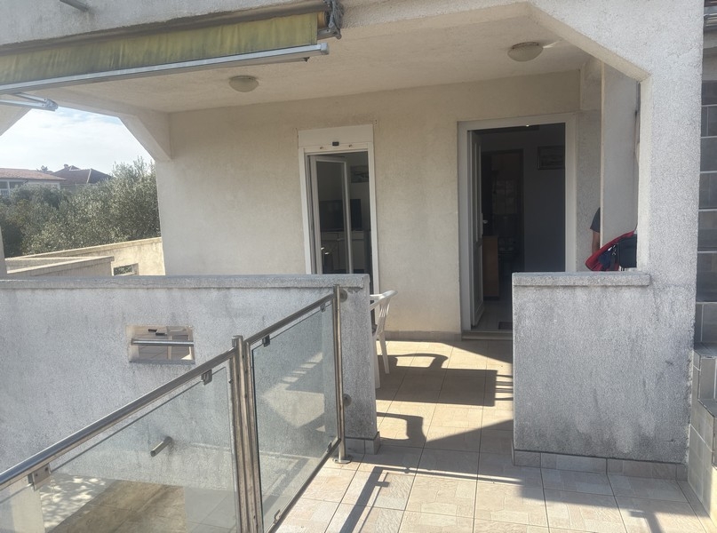 Rymlig altan med räcken