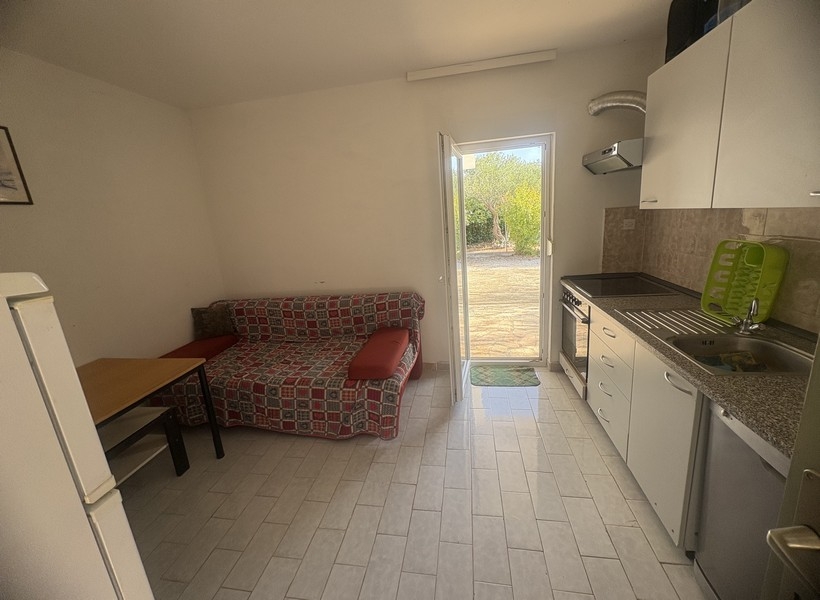 Kök-vardagsrum med sittgrupp och utgång