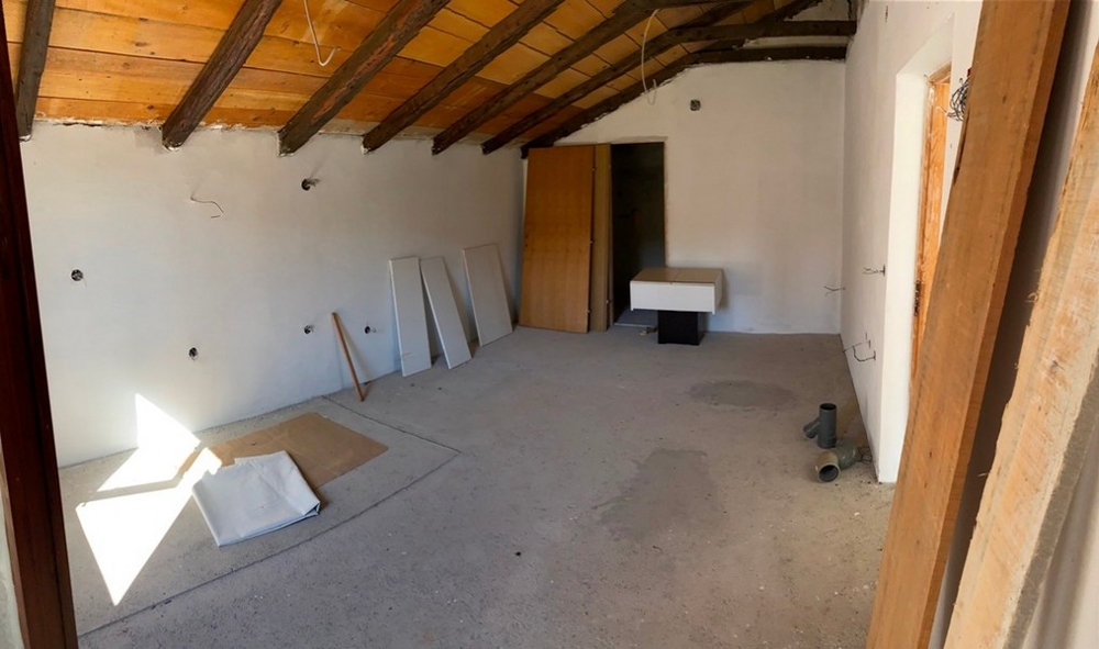 Skalinredning med synlig takkonstruktion