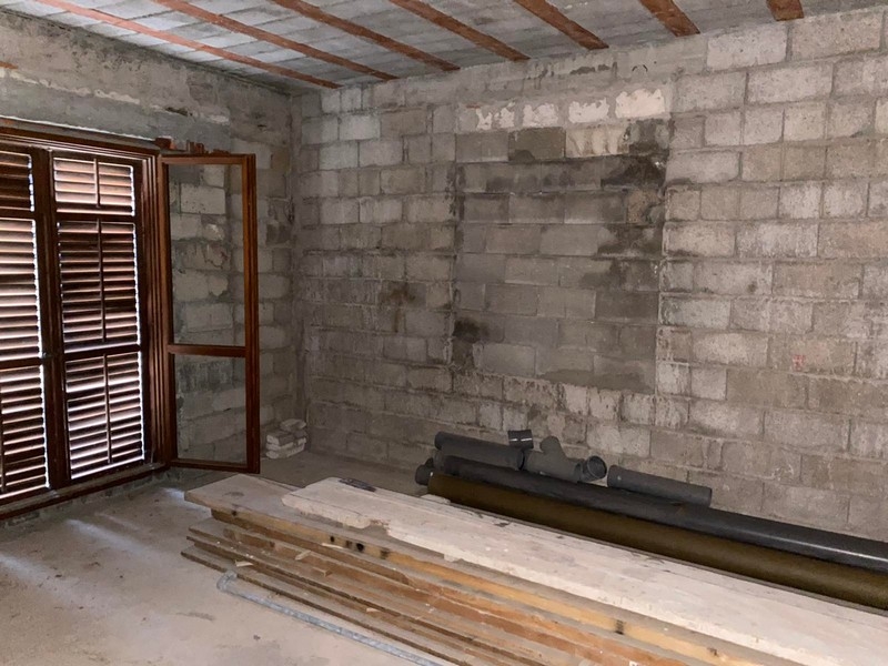 Skalrum med stenväggar och fönsterluckor