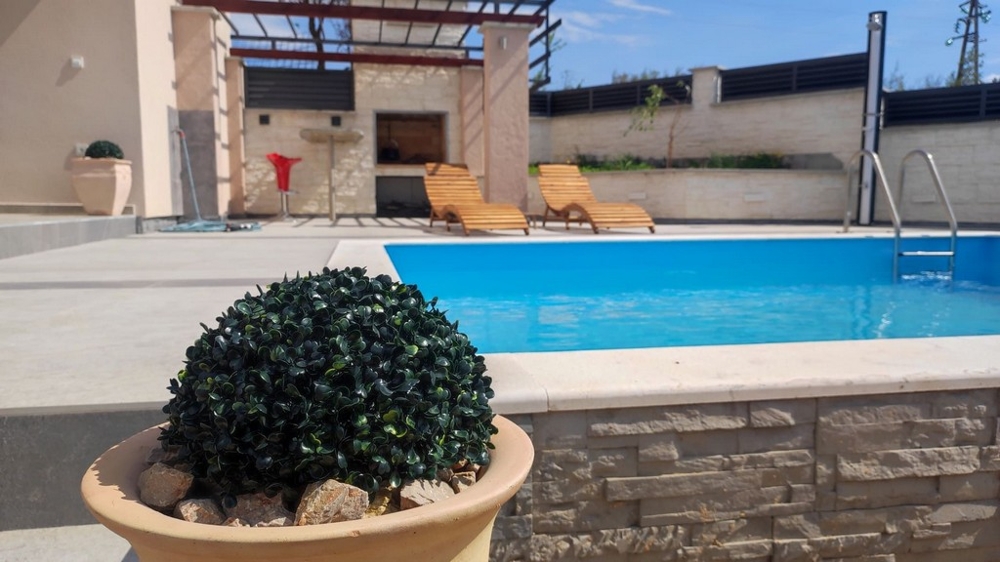 Poolområde och sommarkök.