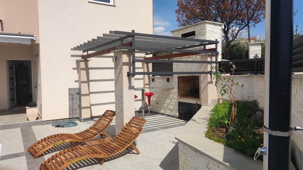 Sommarkök med grillplats av fastigheten H3791.