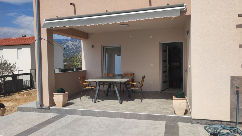 Täckt terrass av hus H3791 nära Zadar i Kroatien