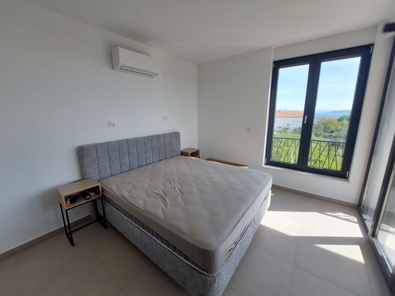 Sovrum med stora fönster och luftkonditionering