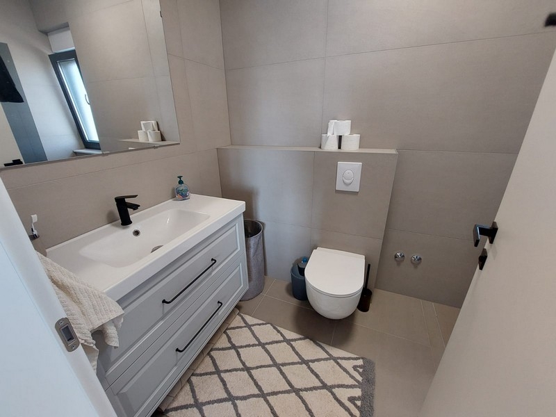 Modernt badrum med dusch och toalett