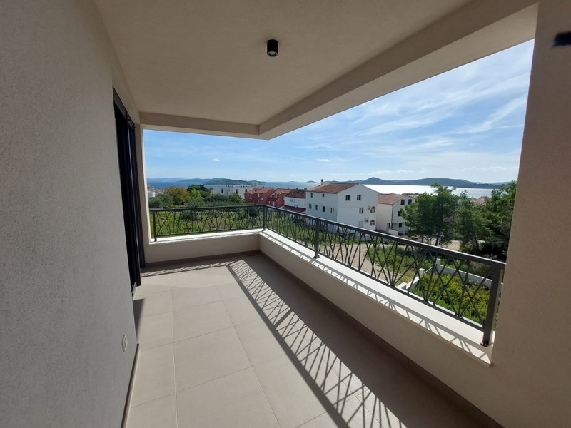 Täckt terrass med havsutsikt