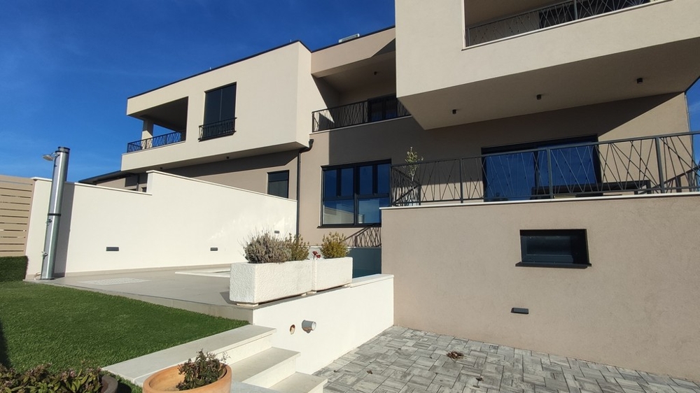 Boendet har en trädgård.