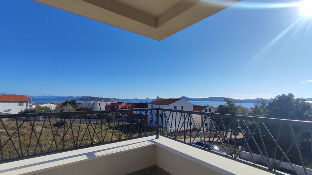 Havsutsikt över hus H3792 till salu i Vodice, Kroatien.