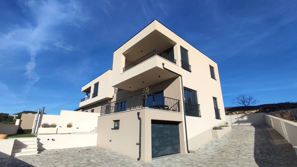 Modernt parhus med garage och terrasser