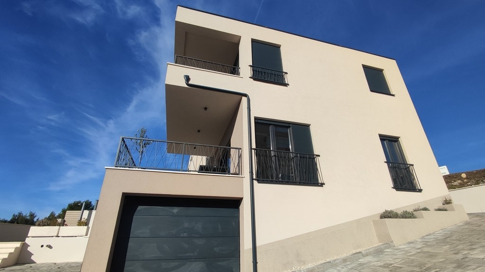 Modern husfasad med balkonger i lugnt läge