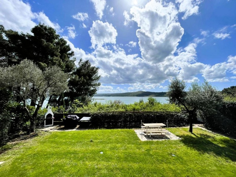 Havsutsikt från trädgården till bungalow H3795, som är till salu i Zadar-regionen i staden Posedarje.