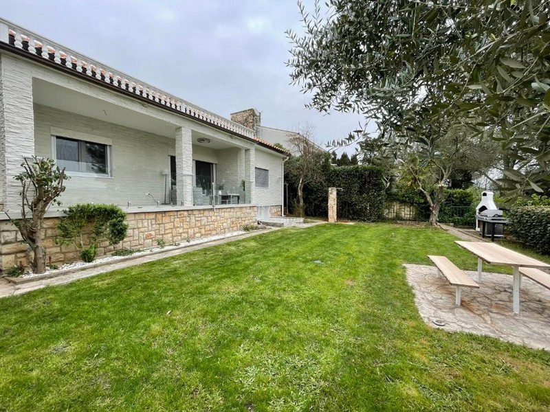 Välskött trädgård med terrass