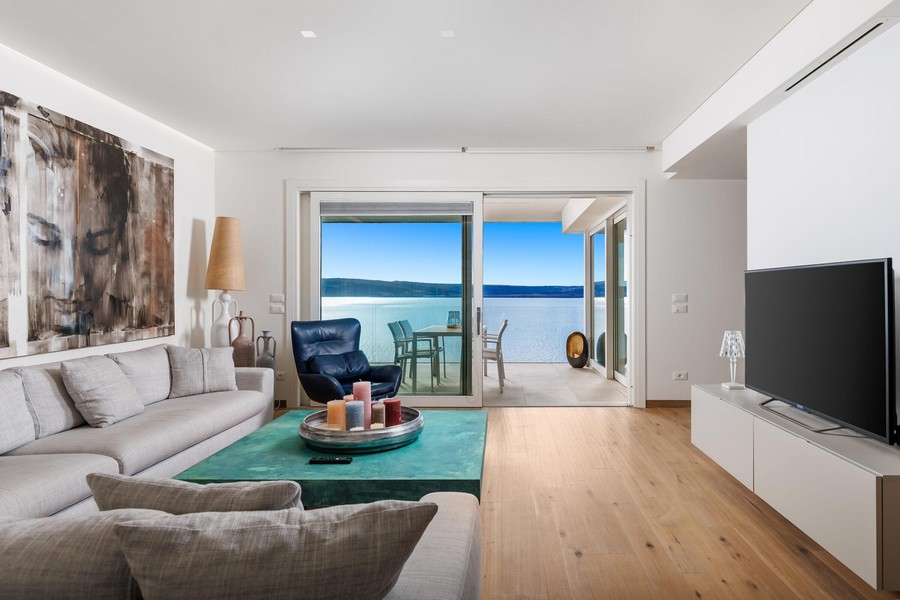 Vardagsrum med tillgång till terrass och havsutsikt