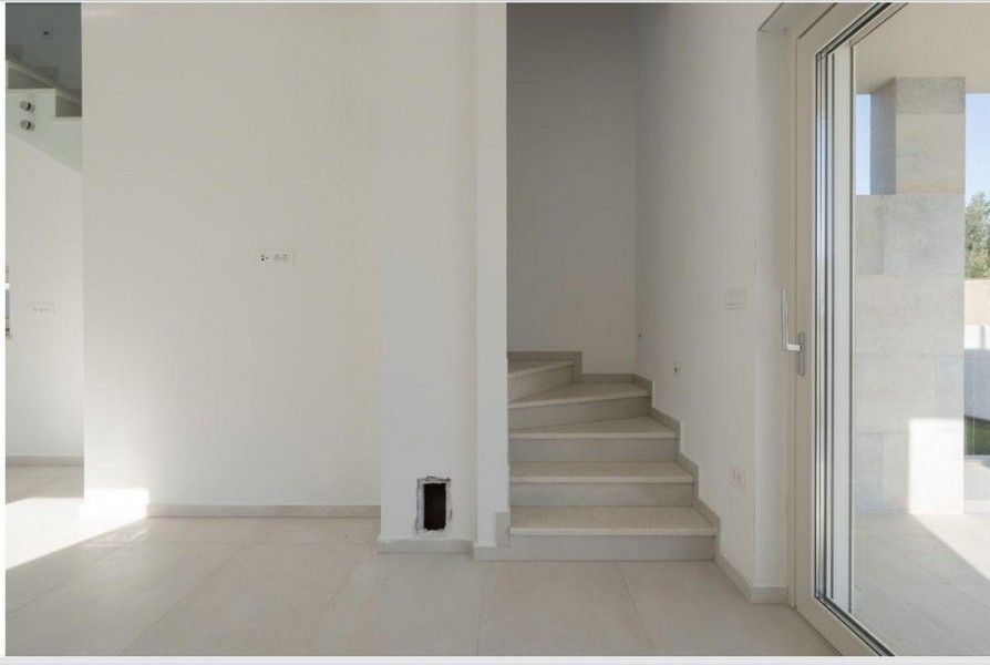 Utsikt från insidan med trappor och tillgång till terrass