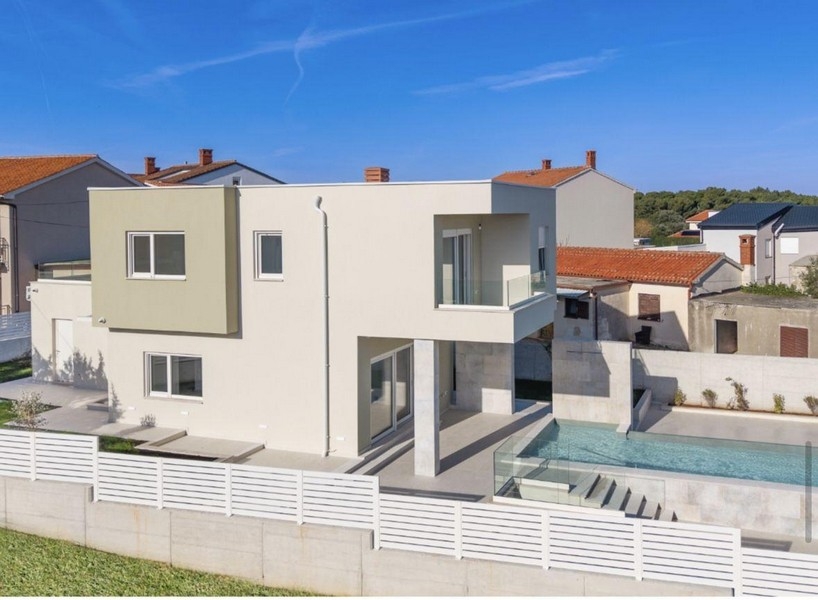 Modern villa med pool och terrass i Kroatien