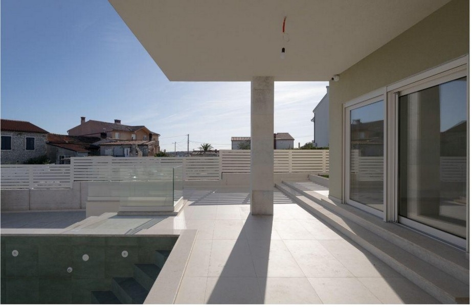 Terrass med poolområde och trappor