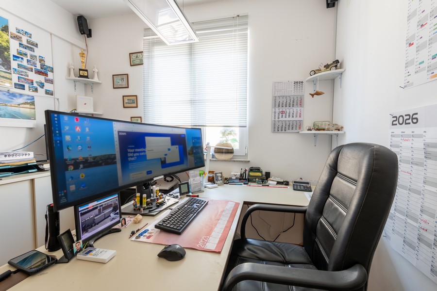 Studierum med skrivbord och kontorsstol