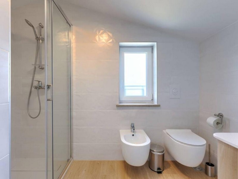 Modernt badrum med dusch, toalett och bidé