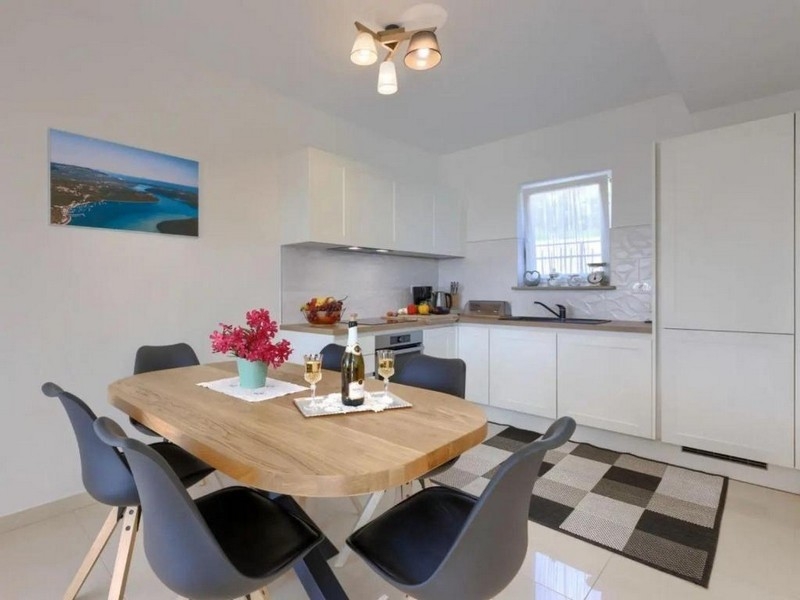 Matplats med träbord och öppet kök