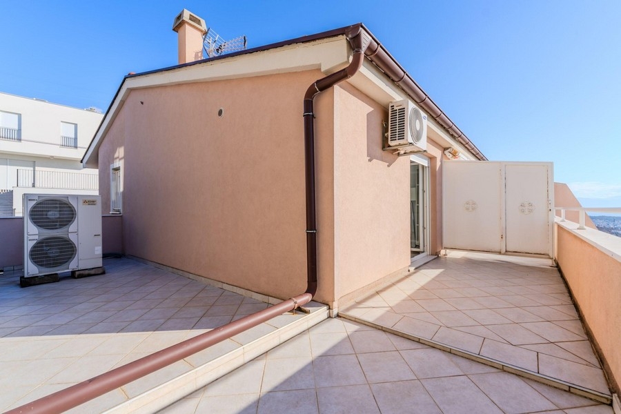 Takterrass med havsutsikt i Crikvenica Kvarnerbukten