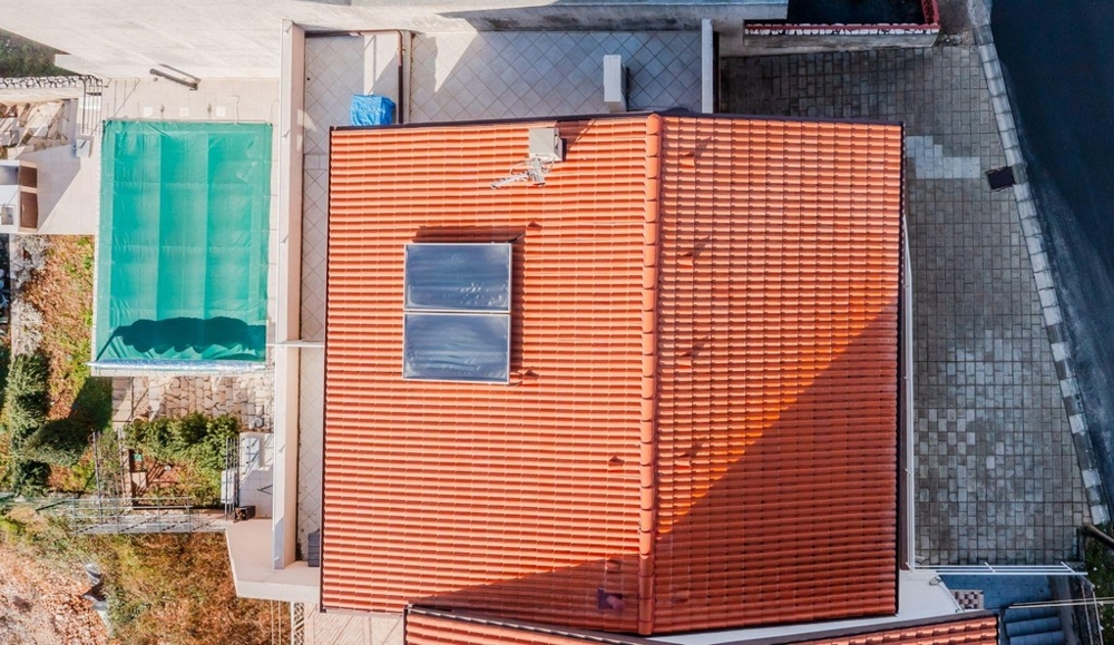 Flygfoto med pool och rött tegeltak i Crikvenica