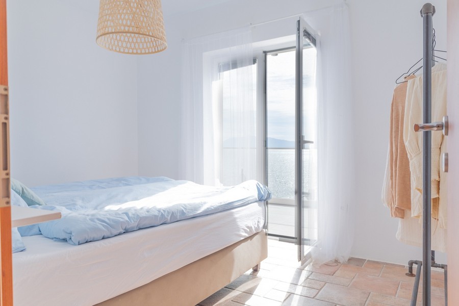 Ljust sovrum med öppen havsutsikt
