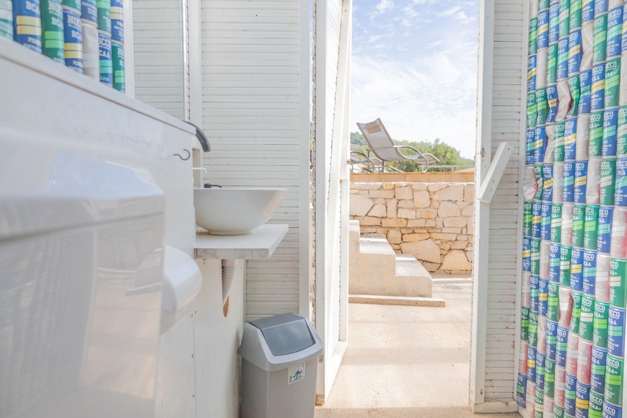 Badrum med utgång till uteserveringen