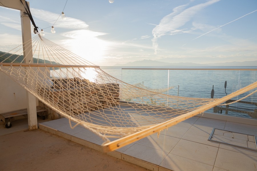 Hängmatta på altanen direkt vid vattnet