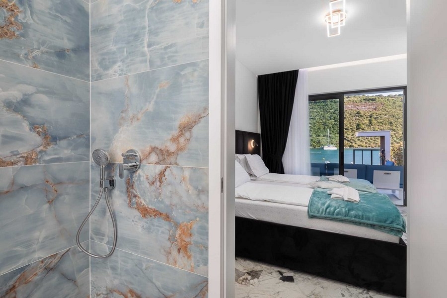 Badrum med stort kakel och dusch