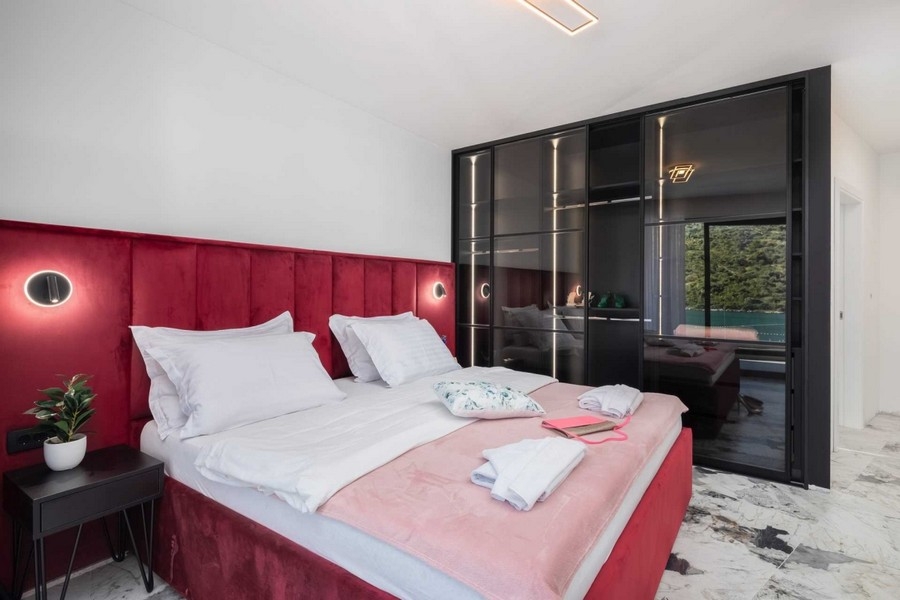 Sovrum med inbyggd garderob och utsikt över vattnet