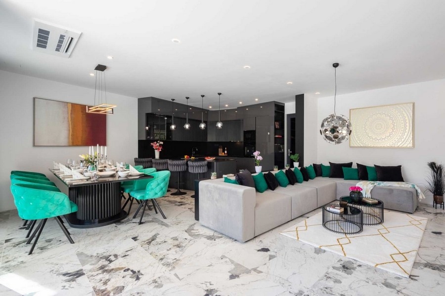 Öppet vardagsrum med kök och matplats