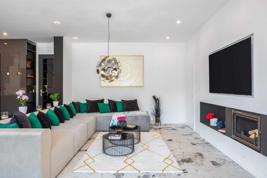 Vardagsrum med öppen spis och stor soffa