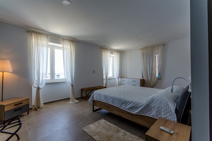 Rymligt sovrum med havsutsikt