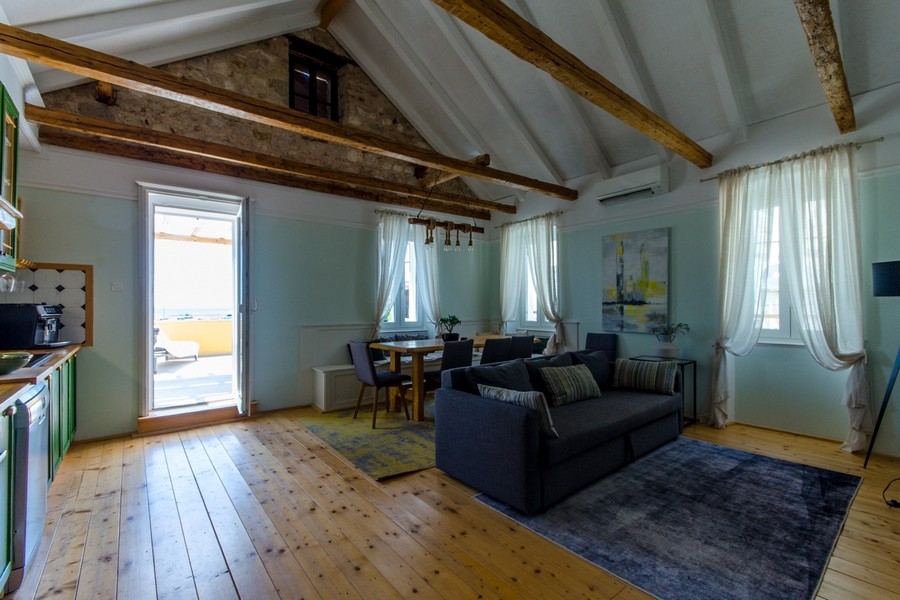 Ljust vardagsrum med utgång till altan